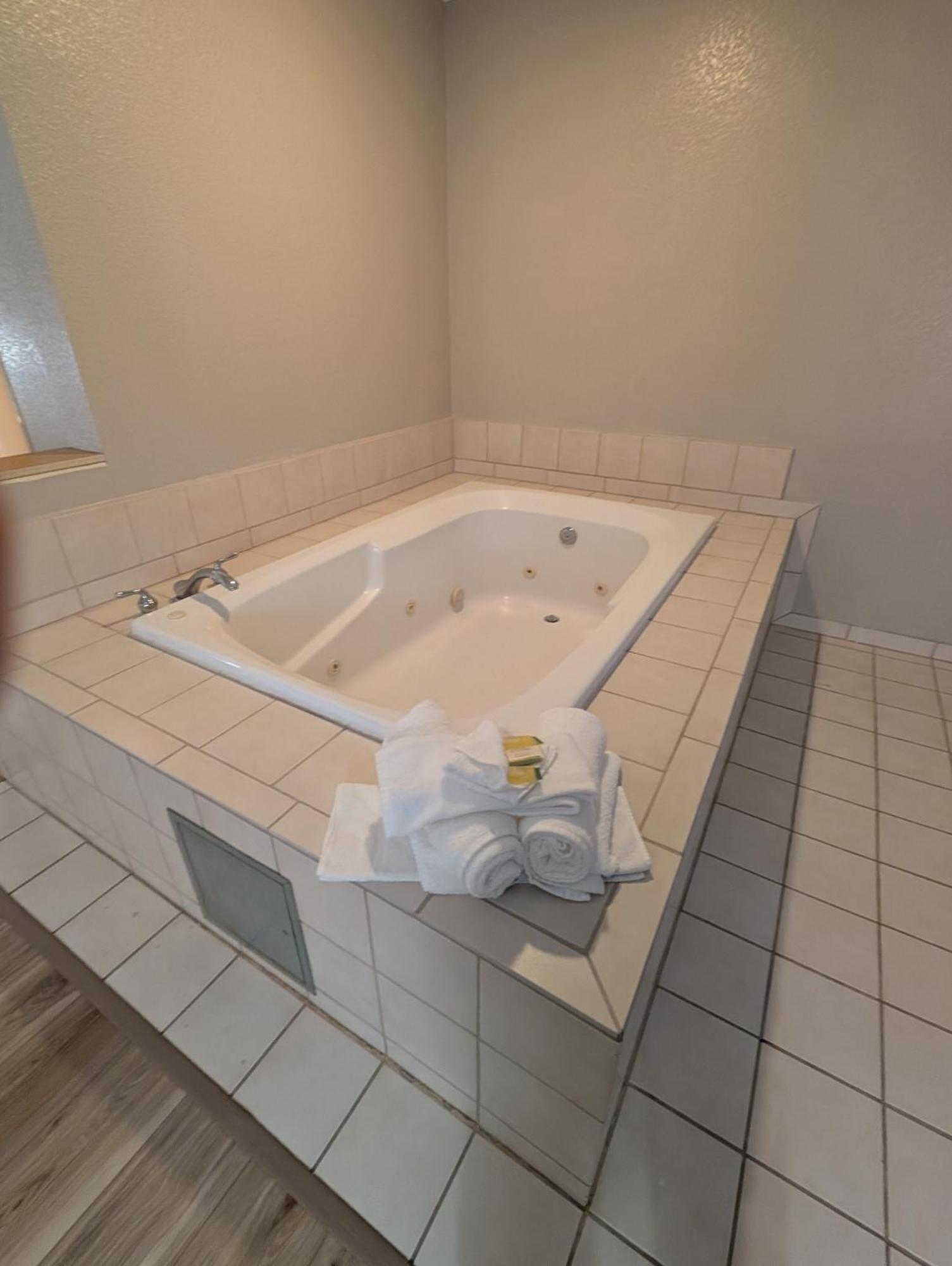 Days Inn & Suites By Wyndham Castle Rock Buitenkant foto